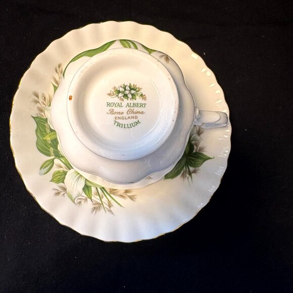 Royal Albert Bone China Cup and Saucer - Trillium - Picture 3 of 4